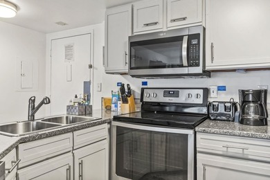 Ocean-view one-bedroom, one-and-a-half-bathroom condo with a - photo 12