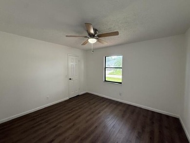 Beautifully remodeled Three-bedroom, two-bathroom single-story - photo 12
