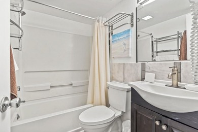 Ocean-view one-bedroom, one-and-a-half-bathroom condo with a - photo 21