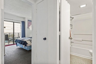 Ocean-view one-bedroom, one-and-a-half-bathroom condo with a - photo 23
