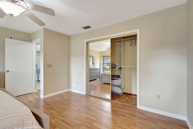 Stunning Beautiful Home Relaxing Patio and 2 cars Garage. This - photo 22