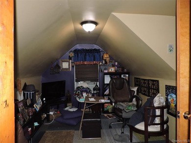 Well maintain three-bedroom house with a full finish attic as a - photo 28