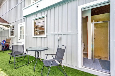 Stunning Beautiful Home Relaxing Patio and 2 cars Garage. This - photo 33