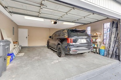 Stunning Beautiful Home Relaxing Patio and 2 cars Garage. This - photo 44