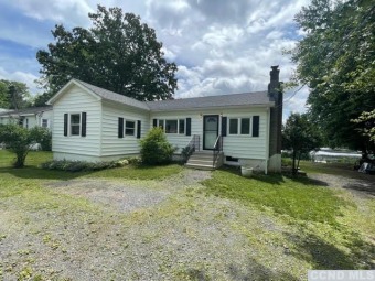 (private lake) Home For Sale in Wappingers New York