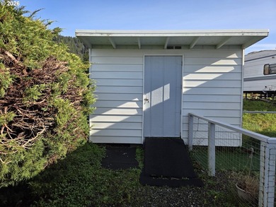 Beautifully updated home located in a quiet and friendly 55+ - photo 7
