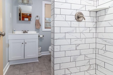 Welcome to your ideal lakefront retreat--where comfort, style - photo 21