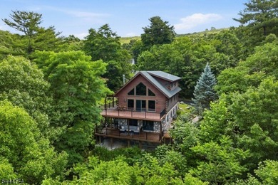 Escape To Your Own Mountain Retreat In This Beautifully Crafted - photo 2