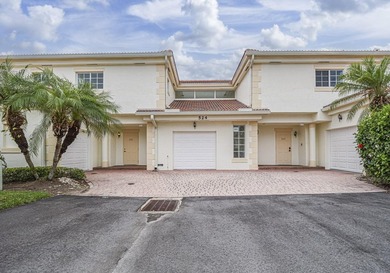 Beautifully maintained, move-in ready 2/2 + garage, impact - photo 3