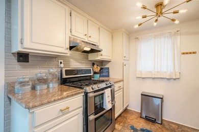 Location, location, location!!! This 3bd/3ba historic main - photo 7