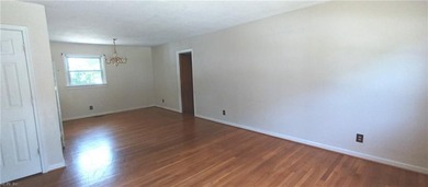 Charming brick ranch situated on a cul-de-sac with a - photo 2