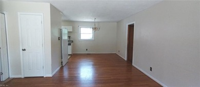 Charming brick ranch situated on a cul-de-sac with a - photo 3