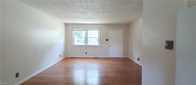 Charming brick ranch situated on a cul-de-sac with a - photo 4