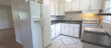 Charming brick ranch situated on a cul-de-sac with a - photo 7