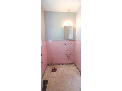 Charming brick ranch situated on a cul-de-sac with a - photo 9