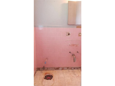 Charming brick ranch situated on a cul-de-sac with a - photo 10