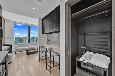 Ultra-rare high floor corner studio at E11EVEN(R) Club Hotel & - photo 6