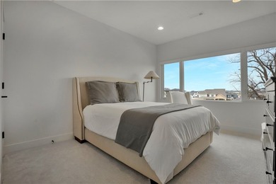 Modern luxury on the Shadow Valley golf course! Built in 2022 - photo 18