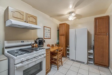 Owner Occupied, No Subletting, Spacious & Bright 2 Br & 1 Bath - photo 9