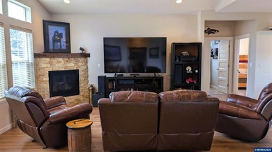 Accepted Offer with Contingencies. Beautifully appointed - photo 6