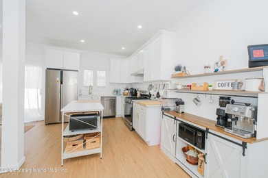 Fully gut-renovated 3 bedroom home in heart of 10309. Features a - photo 11