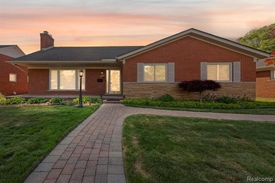 Welcome to this beautifully maintained brick ranch in the heart - photo 2