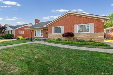 Welcome to this beautifully maintained brick ranch in the heart - photo 4