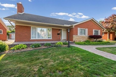 Welcome to this beautifully maintained brick ranch in the heart - photo 5