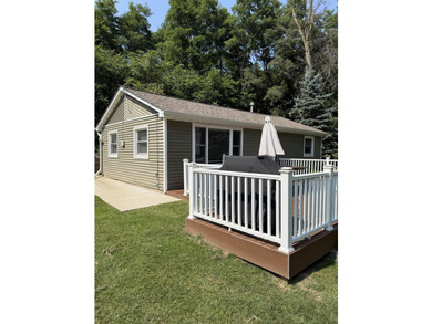 Welcome to this adorable, updated bungalow in the heart of - photo 3