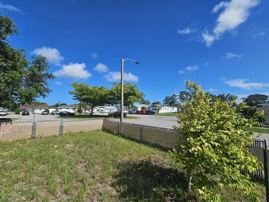 Rare oversized corner lot! Handyman Special. Needs a lot of - photo 4