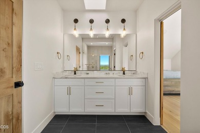 Experience high-desert living in this mountain modern sanctuary - photo 26