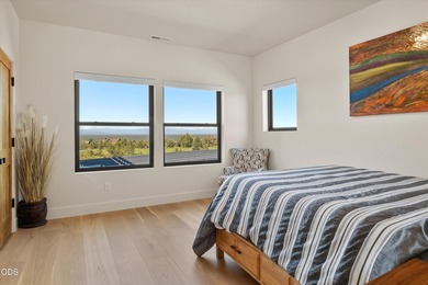 Experience high-desert living in this mountain modern sanctuary - photo 28
