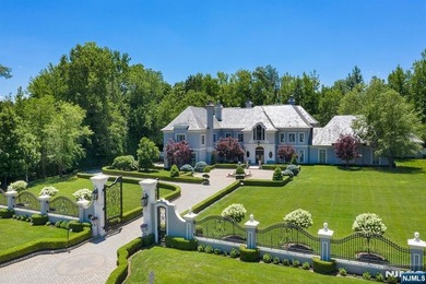 In the most sought after,influential & premier address in Alpine - photo 3