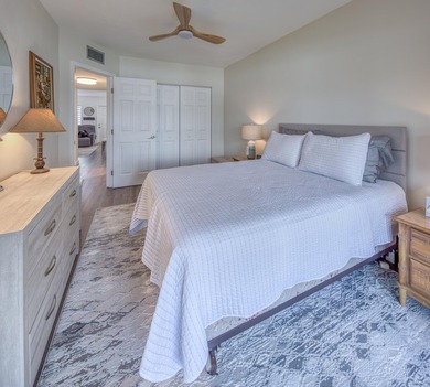 Gorgeous fully upgraded unit with rare 2 full baths. This unit - photo 7