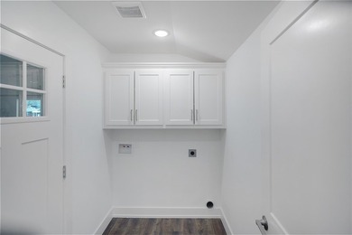 Experience the perfect blend of modern luxury and small-town - photo 17