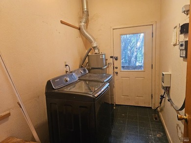 This country gem is priced to sell! Three Bedroom two bathroom - photo 17