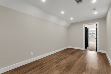 Designed for both sophisticated entertaining & comfortable - photo 32