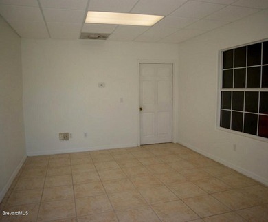 This is a Office/Warehouse/Flex Space, with Electric roll up - photo 4
