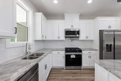 Beautiful new custom home located in a desirable Lake Murray - photo 12