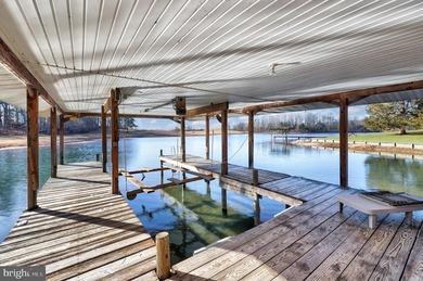 Welcome home to Lake Anna and Dukes Plantation! This stunning - photo 6