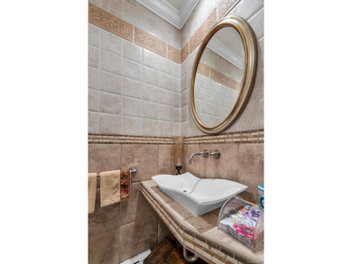 Welcome to this meticulously maintained 4-bedroom, 2.5-bathroom - photo 13