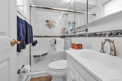 Welcome to this meticulously maintained 4-bedroom, 2.5-bathroom - photo 17
