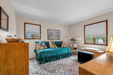 Welcome to this meticulously maintained 4-bedroom, 2.5-bathroom - photo 20
