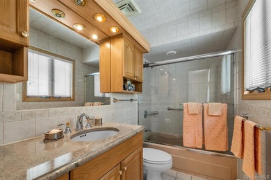 Welcome to this meticulously maintained 4-bedroom, 2.5-bathroom - photo 21