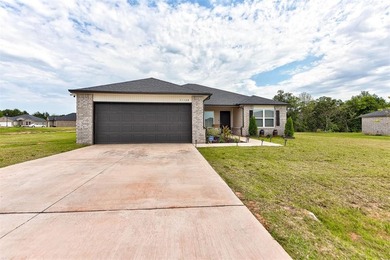 Beautifully Maintained Home on a Premium Pond Lot! Don't miss - photo 2