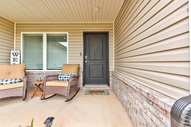 Beautifully Maintained Home on a Premium Pond Lot! Don't miss - photo 4