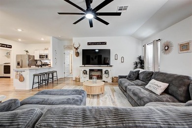 Beautifully Maintained Home on a Premium Pond Lot! Don't miss - photo 7