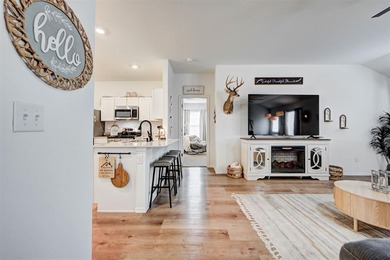 Beautifully Maintained Home on a Premium Pond Lot! Don't miss - photo 9
