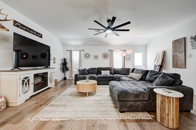 Beautifully Maintained Home on a Premium Pond Lot! Don't miss - photo 10