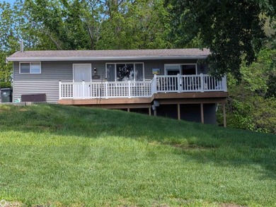 Enjoy peaceful lake living in this charming move in ready - photo 1